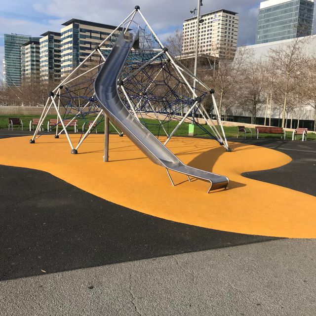 pavimento en amarillo para parques
