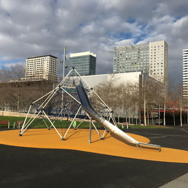 instalación de pavimento en amarillo para parques